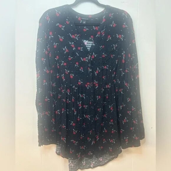 Torrid Tunic Womens 1X Black Red Roses Floral Emma Crinkle Knit Hi Lo Button Up - Picture 11 of 11